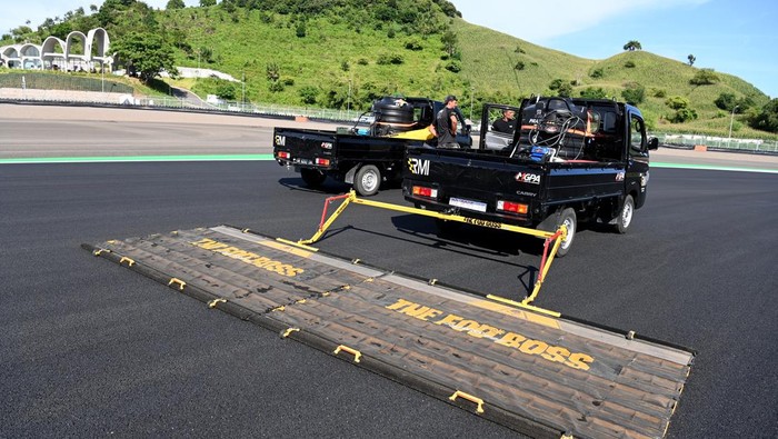 Petugas membersihkan lintasan Pertamina Mandalika International Street Circuit, di Lombok Tengah, NTB, Kamis (17/3/2022). Ajang balapan MotoGP seri kedua 2022 bertajuk Pertamina Grand Prix of Indonesia 2022 akan berlangsung pada 18-20 Maret 2022. ANTARA FOTO/Andika Wahyu/foc.