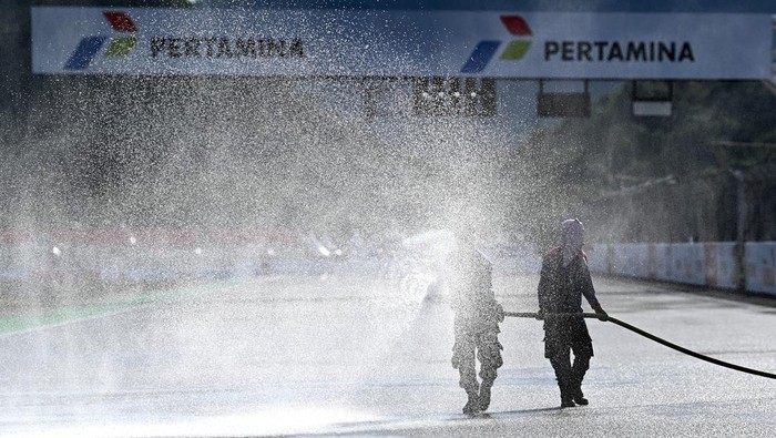 Jelang Balapan, Sirkuit Mandalika Disiram Air Petugas membersihkan lintasan Pertamina Mandalika International Street Circuit, di Lombok Tengah, NTB, Kamis (17/3/2022). Ajang balapan MotoGP seri kedua 2022 bertajuk Pertamina Grand Prix of Indonesia 2022 akan berlangsung pada 18-20 Maret 2022. ANTARA FOTO/Andika Wahyu/foc.
