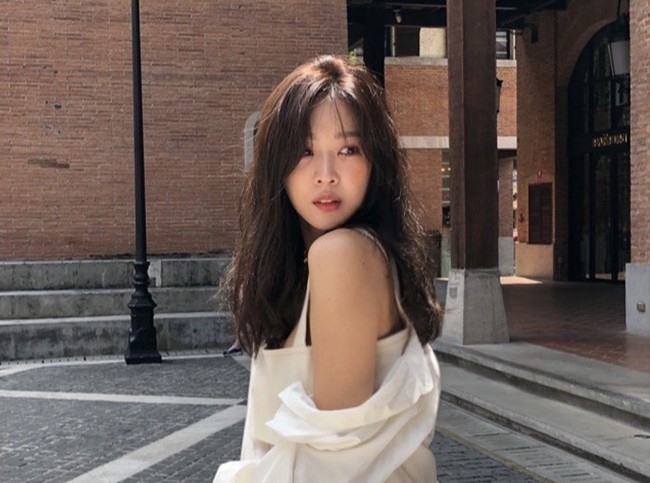 Dalam drama Korea Military Prosecutor Doberman, Jo Bo Ah berperan sebagai Cha Woo In, jaksa militer yang berniat balas dendam. Sementara Ahn Bo Hyun berperan sebagai jaksa militer apatis yang memilih pekerjaan itu untuk mendapat kekayaan. Foto: dok. Instagram Jo Bo Ah