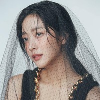 White Day dikenal sebagai Valentine kedua, di mana pria membalas hadiah wanita dengan memberikan sesuatu yang berwarna putih. Bukan bunga, Jo Bo Ah mendapat buket permen dari lawan mainnya itu. Foto: dok. Instagram Jo Bo Ah