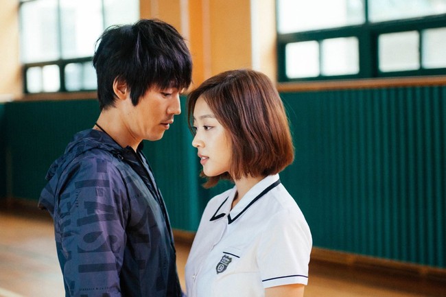 Jo Bo Ah jadi perbincangan setelah membintangi film semi Innocent Thing pada 2014. Dia dikisahkan sebagai siswa SMA yang terobsesi dan merusak rumah tangga gurunya, yang diperankan Jang Hyuk. Foto: Dok. tvN