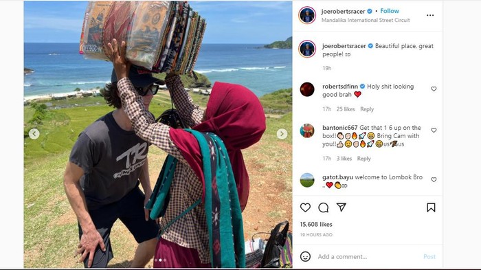 Pembalap Moto2 mencoba jadi penjual kain sasak.