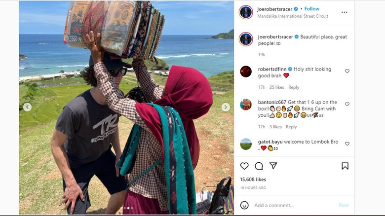 Joe Roberts Pembalap Moto2 mencoba jadi penjual kain sasak.