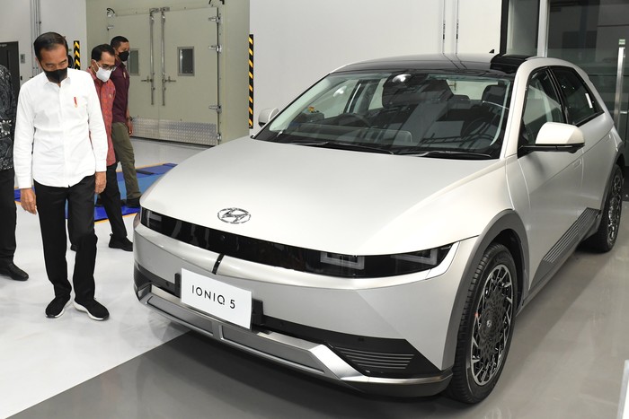 Presiden Joko Widodo (ketiga kanan) meninjau proses perakitan mobil di Pabrik Hyundai Motor Manufacturing Indonesia di Bekasi, Jawa Barat, Rabu (16/3/2022). Presiden Joko Widodo meresmikan pabrik Hyundai Motor Manufacturing Indonesia yang berada di Bekasi, Jawa Barat, pada hari ini Rabu (16/3/2022) sekaligus meresmikan peluncuran mobil listrik Ioniq 5 pertama yang dibuat di Indonesia. ANTARA FOTO/Biro Pers, Media dan Informasi Setpres/Kris/Handout/wsj.