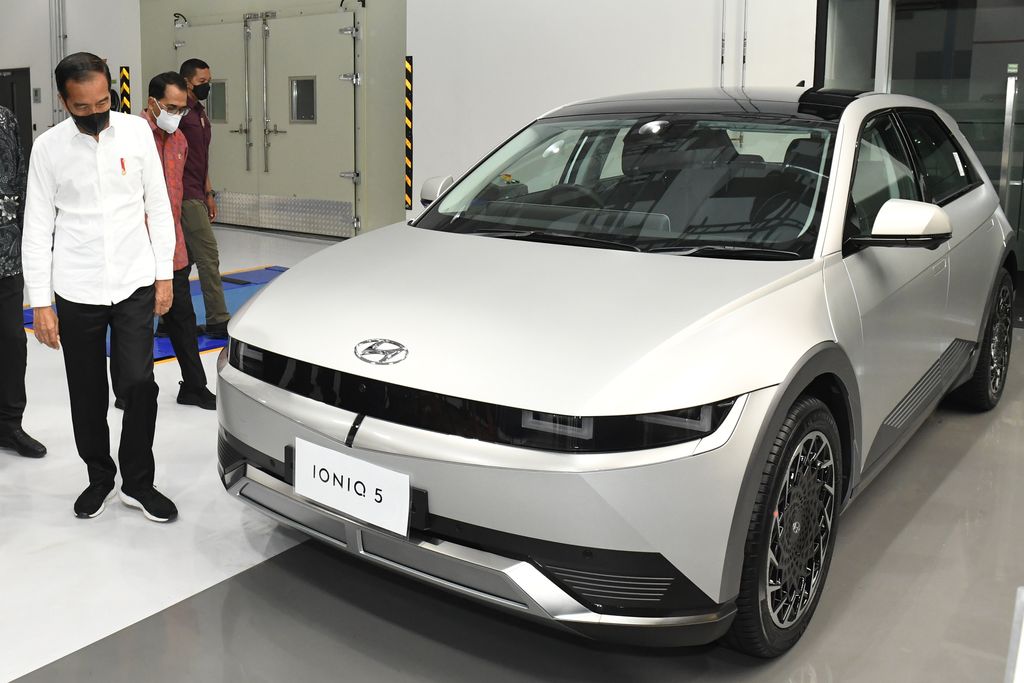 Presiden Joko Widodo (ketiga kanan) meninjau proses perakitan mobil di Pabrik Hyundai Motor Manufacturing Indonesia di Bekasi, Jawa Barat, Rabu (16/3/2022). Presiden Joko Widodo meresmikan pabrik Hyundai Motor Manufacturing Indonesia yang berada di Bekasi, Jawa Barat, pada hari ini Rabu (16/3/2022) sekaligus meresmikan peluncuran mobil listrik Ioniq 5 pertama yang dibuat di Indonesia. ANTARA FOTO/Biro Pers, Media dan Informasi Setpres/Kris/Handout/wsj.