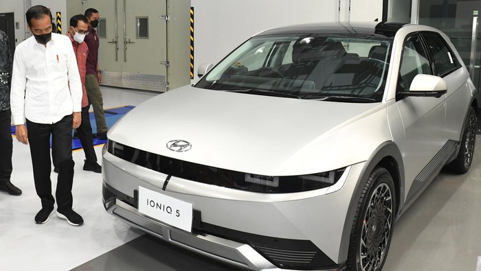 Presiden Joko Widodo (ketiga kanan) meninjau proses perakitan mobil di Pabrik Hyundai Motor Manufacturing Indonesia di Bekasi, Jawa Barat, Rabu (16/3/2022). Presiden Joko Widodo meresmikan pabrik Hyundai Motor Manufacturing Indonesia yang berada di Bekasi, Jawa Barat, pada hari ini Rabu (16/3/2022) sekaligus meresmikan peluncuran mobil listrik Ioniq 5 pertama yang dibuat di Indonesia. ANTARA FOTO/Biro Pers, Media dan Informasi Setpres/Kris/Handout/wsj.