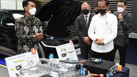 Peluncuran mobil listrik perdana produksi lokal ini diharapkan bisa memacu para produsen lain untuk melakukan pengembangan serupa. ANTARA FOTO/Setpres/Kris.