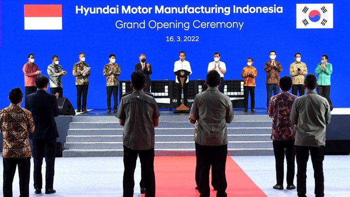 Jokowi Resmi Luncurkan Mobil Listrik Pertama 'Made in Indonesia' Presiden Joko Widodo (ketiga kanan) meninjau proses perakitan mobil di Pabrik Hyundai Motor Manufacturing Indonesia di Bekasi, Jawa Barat, Rabu (16/3/2022). Presiden Joko Widodo meresmikan pabrik Hyundai Motor Manufacturing Indonesia yang berada di Bekasi, Jawa Barat, pada hari ini Rabu (16/3/2022) sekaligus meresmikan peluncuran mobil listrik Ioniq 5 pertama yang dibuat di Indonesia. ANTARA FOTO/Biro Pers, Media dan Informasi Setpres/Kris/Handout/wsj.