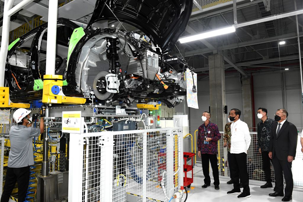 Presiden Joko Widodo (ketiga kanan) meninjau proses perakitan mobil di Pabrik Hyundai Motor Manufacturing Indonesia di Bekasi, Jawa Barat, Rabu (16/3/2022). Presiden Joko Widodo meresmikan pabrik Hyundai Motor Manufacturing Indonesia yang berada di Bekasi, Jawa Barat, pada hari ini Rabu (16/3/2022) sekaligus meresmikan peluncuran mobil listrik Ioniq 5 pertama yang dibuat di Indonesia. ANTARA FOTO/Biro Pers, Media dan Informasi Setpres/Kris/Handout/wsj.