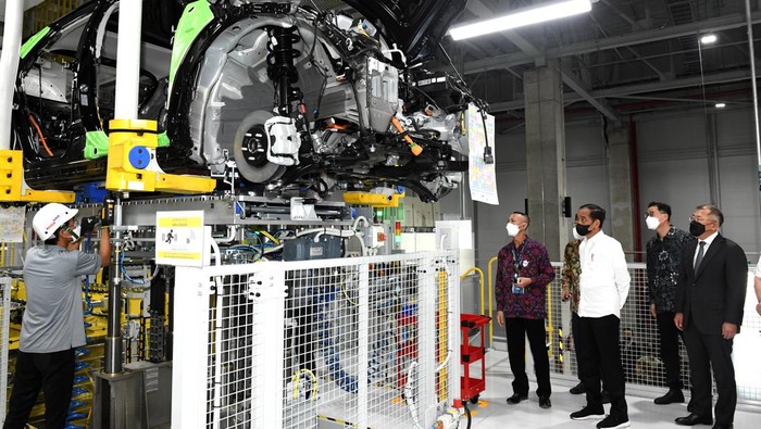 Presiden Joko Widodo (ketiga kanan) meninjau proses perakitan mobil di Pabrik Hyundai Motor Manufacturing Indonesia di Bekasi, Jawa Barat, Rabu (16/3/2022). Presiden Joko Widodo meresmikan pabrik Hyundai Motor Manufacturing Indonesia yang berada di Bekasi, Jawa Barat, pada hari ini Rabu (16/3/2022) sekaligus meresmikan peluncuran mobil listrik Ioniq 5 pertama yang dibuat di Indonesia. ANTARA FOTO/Biro Pers, Media dan Informasi Setpres/Kris/Handout/wsj.