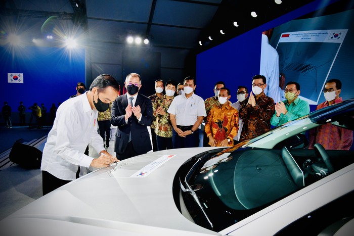Presiden Joko Widodo (kiri) menandatangani mobil listrik Ioniq 5 di Pabrik Hyundai Motor Manufacturing Indonesia di Bekasi, Jawa Barat, Rabu (16/3/2022). Presiden Joko Widodo meresmikan pabrik Hyundai Motor Manufacturing Indonesia yang berada di Bekasi, Jawa Barat, pada hari ini Rabu (16/3/2022) sekaligus meresmikan peluncuran mobil listrik Ioniq 5 pertama yang dibuat di Indonesia. ANTARA FOTO/Biro Pers, Media dan Informasi Setpres/Laily Rachev/Handout/wsj.