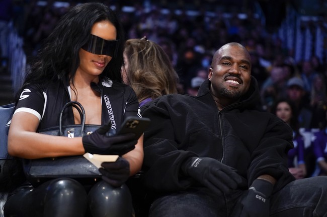 Sebelumnya, Kanye West dan Chaney Jones sempat menyaksikan pertandingan NBA lainnya di Los Angeles. Gaya monokrom serba hitam juga menjadi andalan. (Foto: AP/Ashley Landis)
