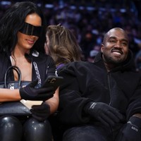 Sebelumnya, Kanye West dan Chaney Jones sempat menyaksikan pertandingan NBA lainnya di Los Angeles. Gaya monokrom serba hitam juga menjadi andalan. (Foto: AP/Ashley Landis)