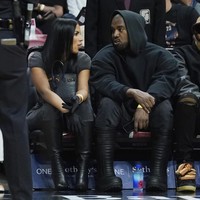 Pasangan ini juga menunjukkan kemesraan lewat pilihan busana dengan sama-sama berbalut baju serba hitam. Keduanya juga kompak memakai boots hitam. Adapun ayah empat anak itu mengandalkan boots keluaran Balenciaga. (Foto: AP/Marta Lavandier)