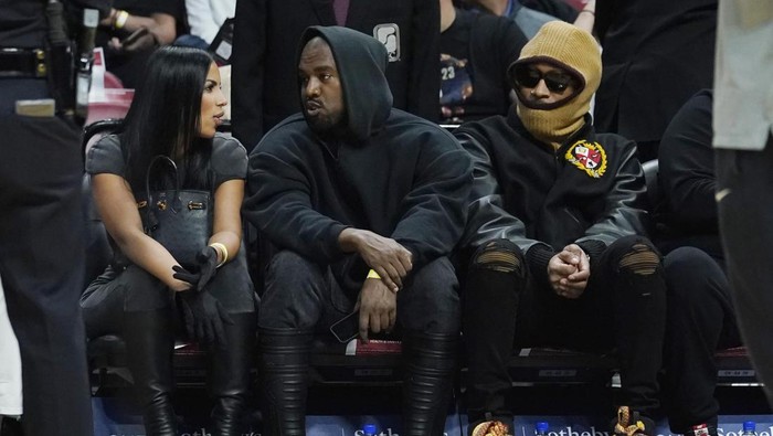 Kanye West dan Chaney Jones Singer Kanye West and Chaney Jones smile during a time out during the second half of an NBA basketball game between the Miami Heat and the Minnesota Timberwolves, Saturday, March 12, 2022, in Miami. (AP Photo/Marta Lavandier)