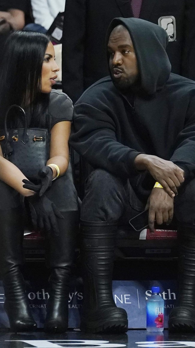 Pasangan ini juga menunjukkan kemesraan lewat pilihan busana dengan sama-sama berbalut baju serba hitam. Keduanya juga kompak memakai boots hitam. Adapun ayah empat anak itu mengandalkan boots keluaran Balenciaga. (Foto: AP/Marta Lavandier)