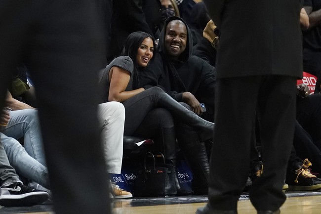 Gestur kemesraan kian terlihat saat Chaney Jones bersandar di bahu Kanye West. Dikabarkan Entertainment Tonight, Chaney juga merangkul erat tangan Kanye sembari saling menatap satu sama lain. (Foto: AP/Marta Lavandier)