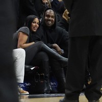 Gestur kemesraan kian terlihat saat Chaney Jones bersandar di bahu Kanye West. Dikabarkan Entertainment Tonight, Chaney juga merangkul erat tangan Kanye sembari saling menatap satu sama lain. (Foto: AP/Marta Lavandier)