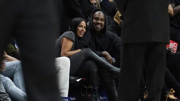 7 Foto Kanye West dan Chaney Jones Pamer Mesra, Tampil Serasi Serba Hitam
