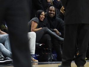 7 Foto Kanye West dan Chaney Jones Pamer Mesra, Tampil Serasi Serba Hitam