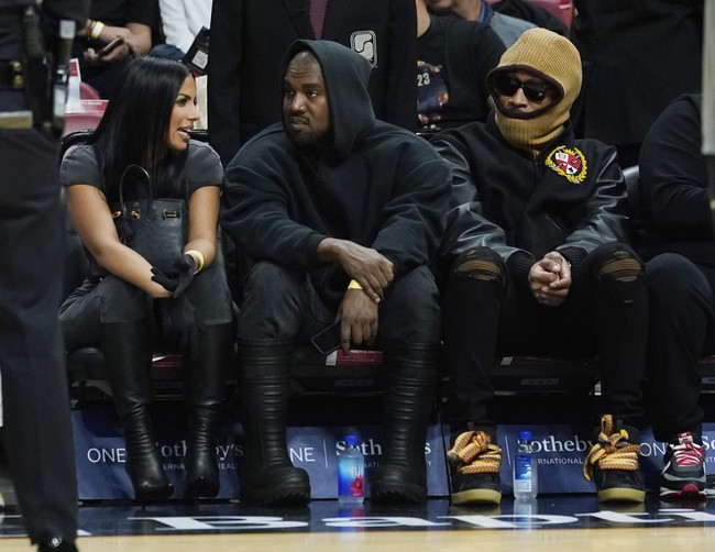 Chaney Jones melengkapi gaya berkausnya yang kasual dengan sentuhan kemewahan lewat tas Hermes Birkin. (Foto: AP/Marta Lavandier)