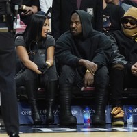 Chaney Jones melengkapi gaya berkausnya yang kasual dengan sentuhan kemewahan lewat tas Hermes Birkin. (Foto: AP/Marta Lavandier)