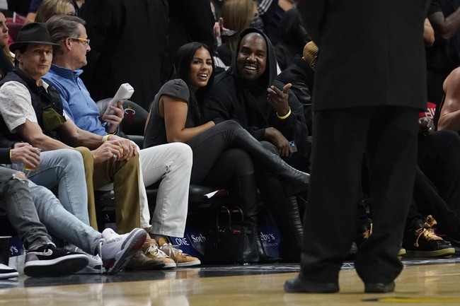 Putus dari Julia Fox, Kanye West atau Ye langsung dikabarkan menemukan gandengan baru. Chaney Jones, demikian nama perempuan tersebut, diboyong sang rapper saat menyaksikan pertandingan NBA antara Miami Heat vs. Minnesota Timberwolves di Miami, Florida, baru-baru ini.  (Foto: AP/Marta Lavandier)