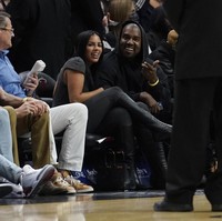 Putus dari Julia Fox, Kanye West atau Ye langsung dikabarkan menemukan gandengan baru. Chaney Jones, demikian nama perempuan tersebut, diboyong sang rapper saat menyaksikan pertandingan NBA antara Miami Heat vs. Minnesota Timberwolves di Miami, Florida, baru-baru ini.  (Foto: AP/Marta Lavandier)
