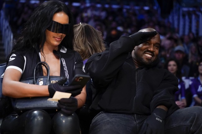 Chaney Jones mengenakan kacamata hita bergaya futuritis. Selebgram 27 tahun itu disebut-sebut sangat mirip dengan Kim Kardashian, mantan istri Kanye West. Belakangan, Kanye gencar minta rujuk dengan Kim. Namun, permohonan tersebut ditolak mentah-mentah oleh Kim yang saat ini dikabarkan berpacara dengan Pete Davidson. (Foto: AP/Ashley Landis)