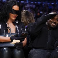 Chaney Jones mengenakan kacamata hita bergaya futuritis. Selebgram 27 tahun itu disebut-sebut sangat mirip dengan Kim Kardashian, mantan istri Kanye West. Belakangan, Kanye gencar minta rujuk dengan Kim. Namun, permohonan tersebut ditolak mentah-mentah oleh Kim yang saat ini dikabarkan berpacara dengan Pete Davidson. (Foto: AP/Ashley Landis)