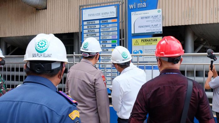 Kapolda Riau Cek Kilang Minyak Goreng Kapolda Riau, Irjen Mohammad Iqbal mendatangi kilang minyak goreng milik PT Wilmar Group di Kawasan Industri Dumai (KID), Kelurahan Pelintung, Kota Dumai, Riau. Pengecekan dilakukan terkait masalah kelangkaan minyak goreng.