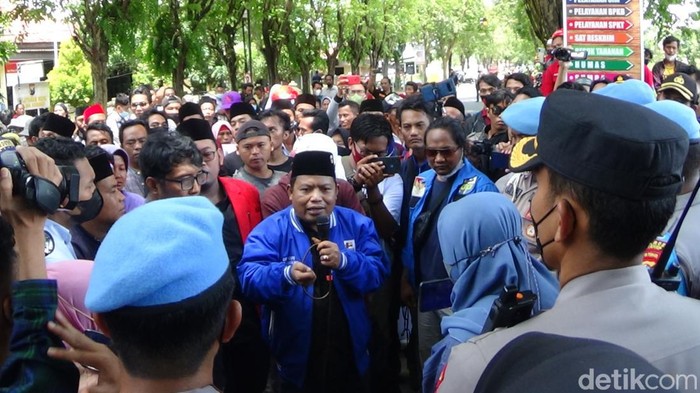 Kapolres Sumenep temui massa dan keluarga Herman yang diduga begal ditembak mati di Mapolres Sumenep