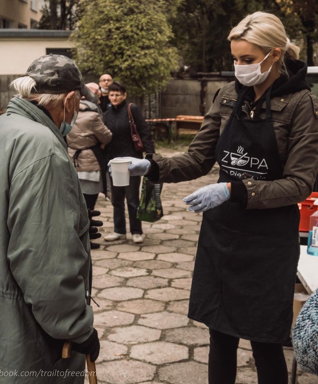Miss World 2021 Karolina Bielawski punya minat dalam kegiatan amal. Untuk proyek Beauty with a Purpose, ia membuat program Zupa Na Pietrynie untuk membantu orang-orang yang tidak punya rumah dan meningkatkan kesadaran akan masalah itu. Proyeknya pun bertujuan untuk menyediakan makanan, baju, masker, jasa kesehatan, bahkan hukum untuk orang-orang yang membutuhkan di negaranya. Foto: Instagram @karolinabielawska
