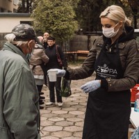 Miss World 2021 Karolina Bielawski punya minat dalam kegiatan amal. Untuk proyek Beauty with a Purpose, ia membuat program Zupa Na Pietrynie untuk membantu orang-orang yang tidak punya rumah dan meningkatkan kesadaran akan masalah itu. Proyeknya pun bertujuan untuk menyediakan makanan, baju, masker, jasa kesehatan, bahkan hukum untuk orang-orang yang membutuhkan di negaranya. Foto: Instagram @karolinabielawska