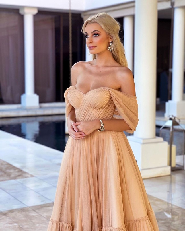 Sosok Karolina sendiri memang cukup dijagokan melihat latar belakangnya yang luar biasa. Dilansir Miss World Organisation, wanita tersebut kini sedang menyelesaikan studi Master Degree jurusan Manajemen untuk mendapatkan gelar PhD di Politechnika Łódzka. Tak heran memang mengingat latar belakang ibunya yang seorang dosen dan dekan di Universitas Teknologi Łódź. Foto: Instagram @karolinabielawska