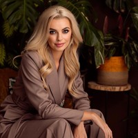 Dalam babak final kontes kecantikan yang sudah digelar ke-70 kali tersebut, Karolina bersaing dengan Shree Saini dari Amerika Serikat yang menjadi runner up pertama dan Olivia Yacé yang mewakili Cote dIvoire sebagai runner up kedua. Foto: Instagram @karolinabielawska