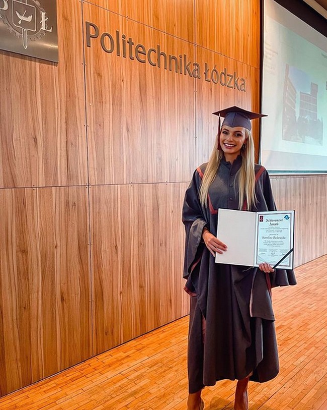 Wanita yang bercita-cita ingin jadi motivator tersebut juga disebut jago dalam sejumlah bidang berolahraga, seperti berenang, menyelam, tenis, dan badminton. Foto: Instagram @karolinabielawska