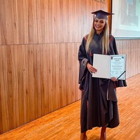 Wanita yang bercita-cita ingin jadi motivator tersebut juga disebut jago dalam sejumlah bidang berolahraga, seperti berenang, menyelam, tenis, dan badminton. Foto: Instagram @karolinabielawska