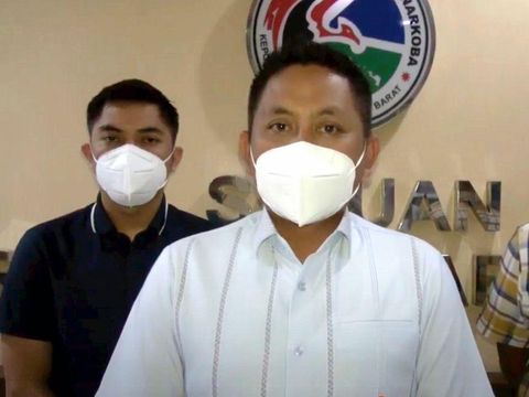 Kasat Narkoba Polres Metro Jakbar AKBP Danang Setiyo didamping Wakasat Narkoba Polres Metro Jakbar Kompol Arif Purnama Oktora (kiri)