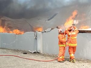 Diduga Gegara Puntung Rokok, Toko Material di Purwakarta Terbakar