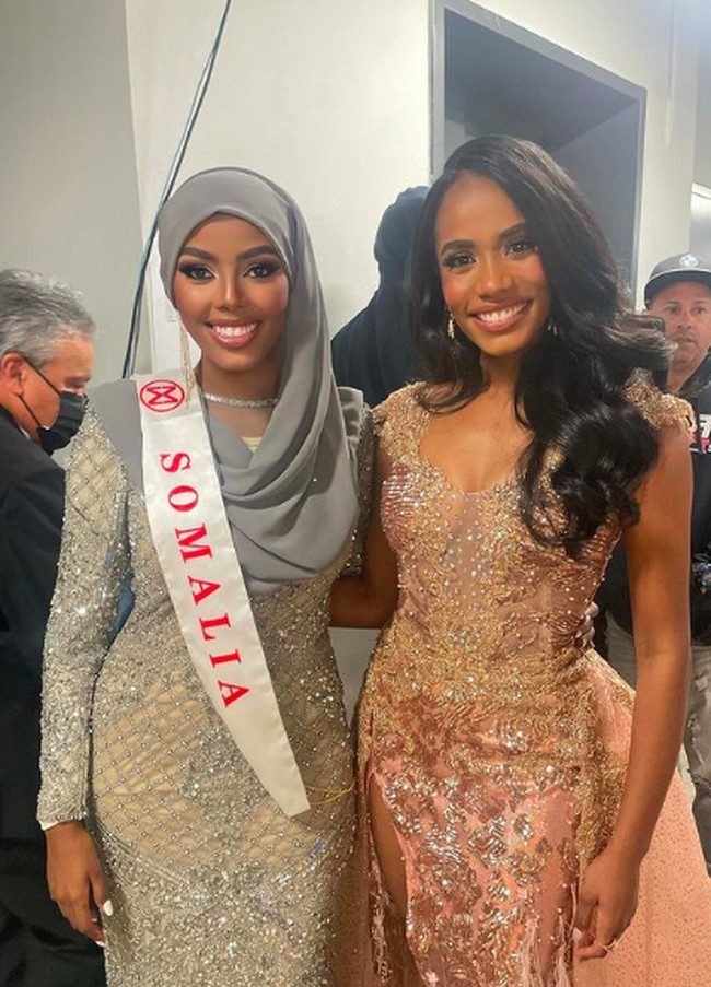 Wanita yang menjadi kontestan pertama yang berhijab di Miss World itu tampak anggun dengan hijabnya. Menyesuaikan gaunnya, Khadija menggunakan hijab warna abu-abu. Foto: Instagram