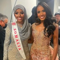 Wanita yang menjadi kontestan pertama yang berhijab di Miss World itu tampak anggun dengan hijabnya. Menyesuaikan gaunnya, Khadija menggunakan hijab warna abu-abu. Foto: Instagram