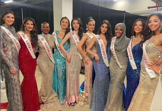 “Aku memiliki kesempatan terbaik di panggung Miss World untuk merepresentasikan tidak hanya negaraku tapi juga sebagai wanita berhijab dan gadis sepertiku. Aku sangat bersyukur membuat ini menjadi langkah besar dalam sejarah. Hari ini sejarah telah dibuat. Hari ini kami menunjukkan kepada dunia bahwa wanita berhiab dan semua gadis bisa melakukannya juga. Ini menjadi awal dari permulaan untuk sejarah lainnya,” ungkap wanita 20 tahun itu di Instagramnya. Foto: Instagram