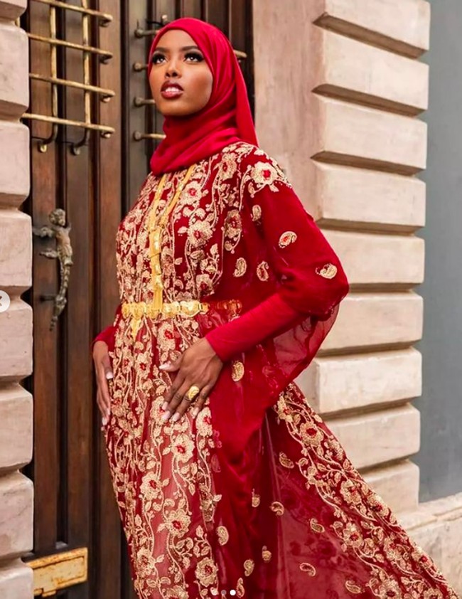 Dengan kaftan merah dan hijab warna senada, inilah pemotretan Khadija saat berada di Puerto Rico menjelang acara penobatan Miss World 2021. Foto: Instagram
