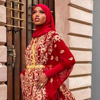 Dengan kaftan merah dan hijab warna senada, inilah pemotretan Khadija saat berada di Puerto Rico menjelang acara penobatan Miss World 2021. Foto: Instagram