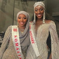 Inilah penampilan Khadija Omar di Miss World 2021. Gaun silvernya ini digunakan di kontes gaun malam Miss World 2021. Dalam potretnya, Khadija berpose bersama Olivia Yace yang merupakan Miss Cote D’Ivoire 2021. Foto: Instagram