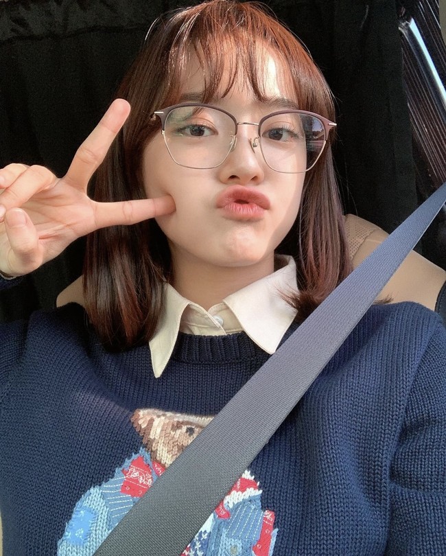 Kim Sejeong sukses mengawali debut akting sebagai pemeran utama drama Korea School 2017. Dia dipasangkan dengan Kim Jung Hyun dan menjadi perbincangan karena aegyo yang ditirukan Kim Ji Won dalam drama Korea Fight For My Way. Foto: dok. Instagram @clean_0828