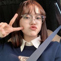 Kim Sejeong sukses mengawali debut akting sebagai pemeran utama drama Korea School 2017. Dia dipasangkan dengan Kim Jung Hyun dan menjadi perbincangan karena aegyo yang ditirukan Kim Ji Won dalam drama Korea Fight For My Way. Foto: dok. Instagram @clean_0828