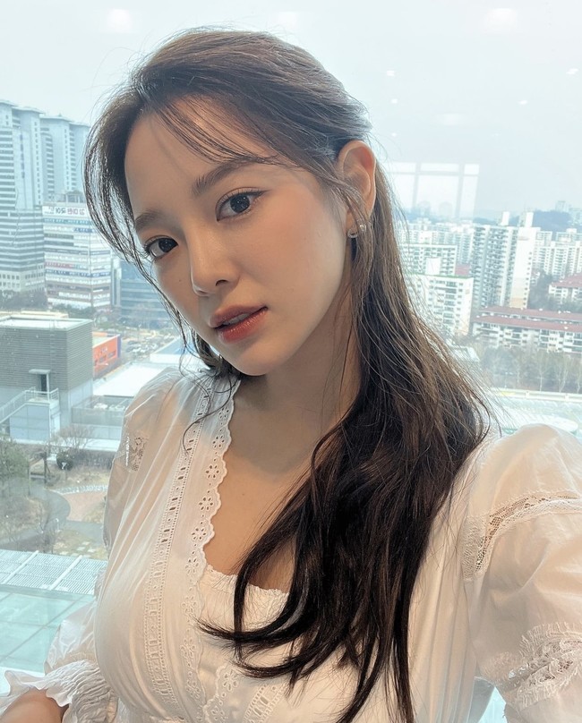 Setelah kontrak I.O.I berakhir, Kim Sejeong debut bersama rekan trainee dari agensinya Jellyfish Entertainment. Namun sayangnya Gugudan dibubarkan setelah empat tahun debut. Meskipun begitu dia sudah merilis lagu solo dan mengisi soundtrack sejumlah drama Korea seperti Crash Landing On You dan Mr. Sunshine. Foto: dok. Instagram @clean_0828