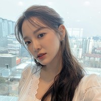 Setelah kontrak I.O.I berakhir, Kim Sejeong debut bersama rekan trainee dari agensinya Jellyfish Entertainment. Namun sayangnya Gugudan dibubarkan setelah empat tahun debut. Meskipun begitu dia sudah merilis lagu solo dan mengisi soundtrack sejumlah drama Korea seperti Crash Landing On You dan Mr. Sunshine. Foto: dok. Instagram @clean_0828